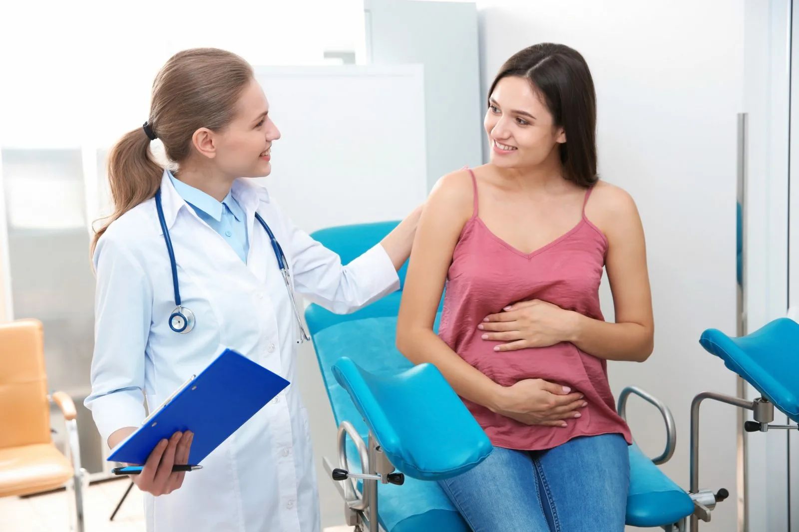 Ведение беременности краснодар. Посещение гинеколога беременной. Беременные на приеме у гинеколога.